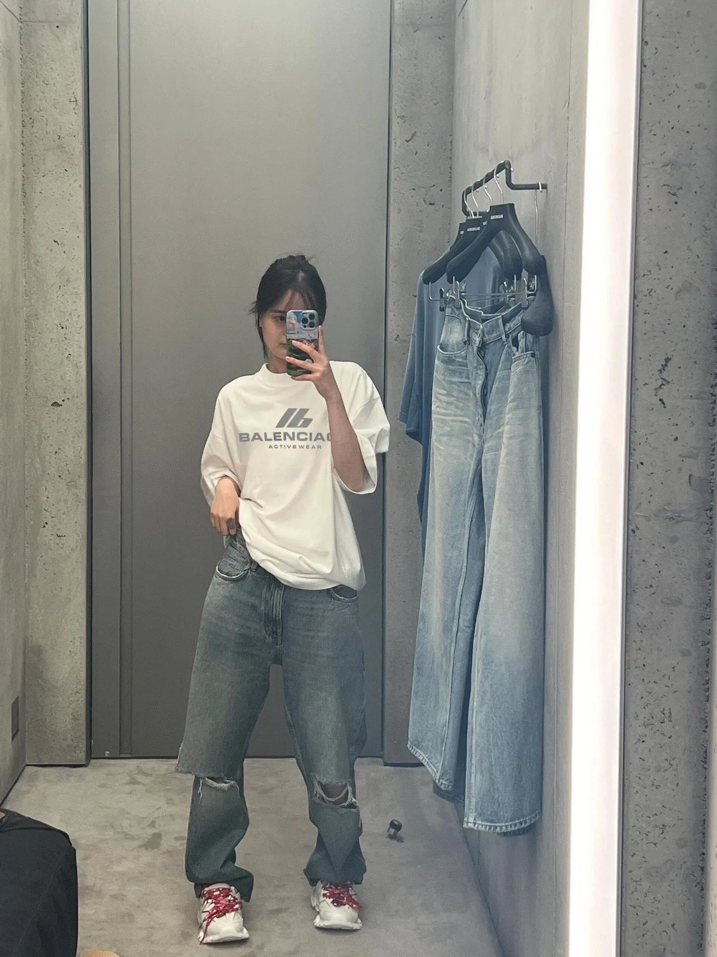 P80✨🔥 BALENCIAGA Paris 3M reflective letter printed short-sleeved T-shirt. Custom-woven and dyed 280g combed cotton heavyweight fabric. Zero color difference in threads. Perfect details. Different from the current currency version. Welcome to compare. Same Style for men and women. Must-sell in the picture above. Color: White Black Size: 1 2 3 4